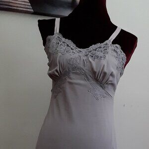 Gorgeous Vintage 1950's full slip great like new condition.